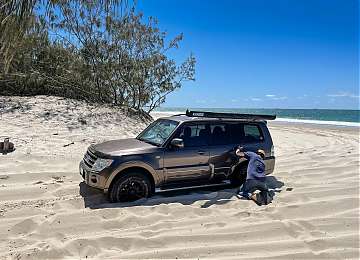 SUV violently shuddering while trying to get out of beach sand in 4L